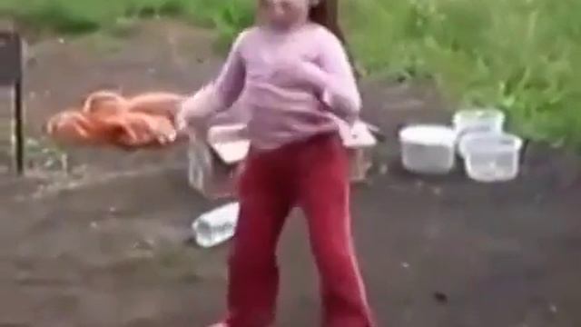 Посмотрите этот ролик девочка ни с того ни с сего начала танцевать смотреть онлайн