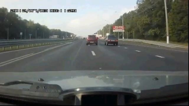 "Забодаю" или Mitsubishi и Жигуль не поделили трассу М1 смотреть онлайн