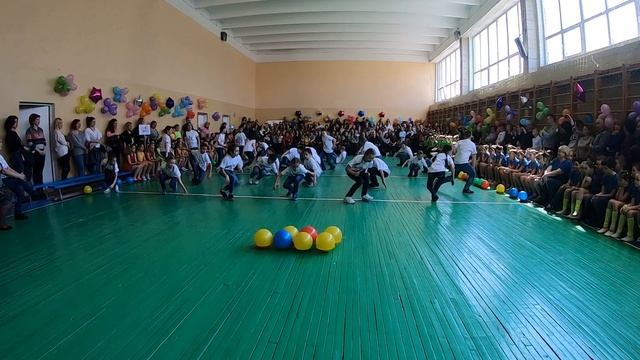 Танец скибиди папа с мячами 4 "А" школа 287 Киев 2019г. смотреть онлайн