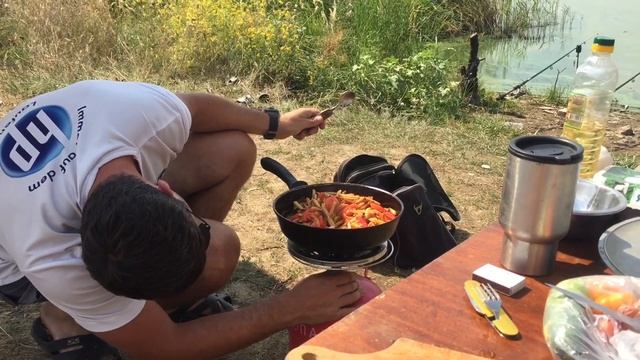 Вкусное и простое блюдо на рыбалке! «Макароны по рыбацки». Рыбалка на Донбассе! смотреть онлайн