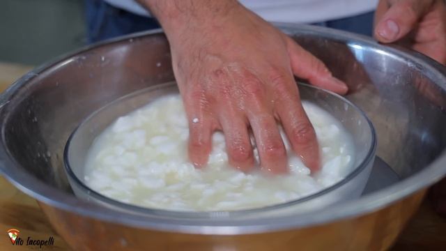 HOW TO MAKE FRESH MOZZARELLA REAL FROM SCRATCH | At Home Very Easy смотреть онлайн