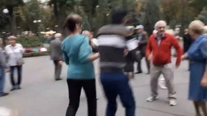 Колян танцует лучше всех!!!??Танцы в парке Горького!!!??Харьков 2021