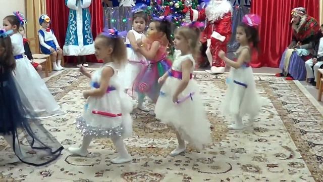 Танец "КОНФЕТКИ" НОВОГОДНИЙ утренник в детском саду. Для развития детей. Children development video смотреть онлайн