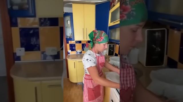 Готую підбиваний борщ та пироги печені на сковорідці смотреть онлайн