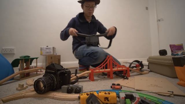 Crazy Camera Strap That Turns Into a Tripod! смотреть онлайн