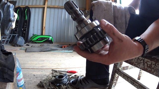 Замена сальника ВОМ и масла в заднем мосту на японском минитракторе Hinomoto N179 смотреть онлайн