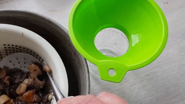 Грибы. Маринованные лесные грибочки смотреть онлайн
