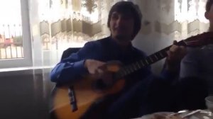 Ингуш поет на гитаре