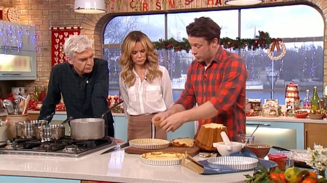 Jamie Oliver Cooks His Panettone Pudding Tart | This Morning смотреть онлайн