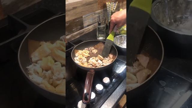 Жареные кальмары на сковороде #shorts смотреть онлайн