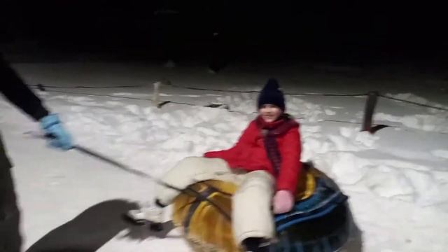 Продолжаем кататься на санках. Обед в KFC. смотреть онлайн