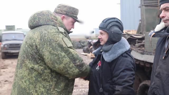 Специалистов ремонтно-эвакуационных подразделений ВВО наградили боевыми наградами смотреть онлайн