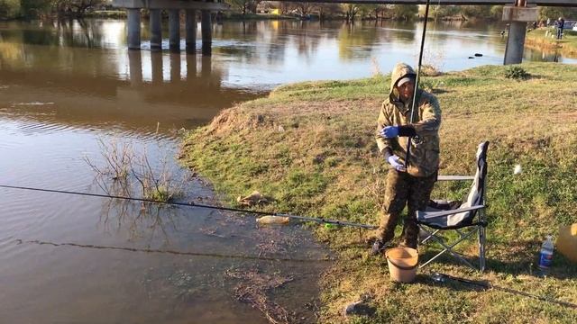 Рыбалка Астрахань. Бешеный Клев. Местые VS Приезжие. Вобла. смотреть онлайн