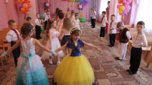 Выход детей на выпускном в детском саду