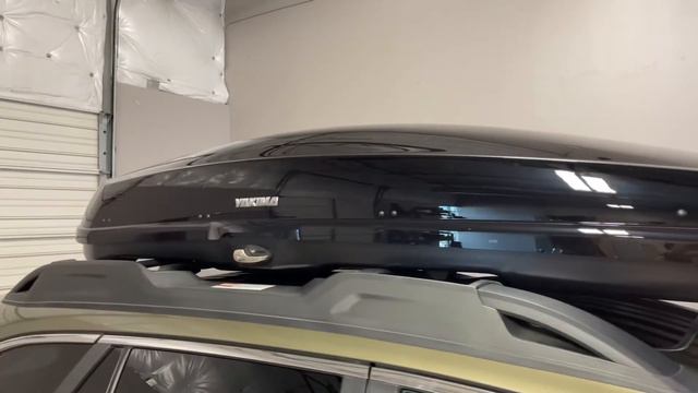 2020-2021 Subaru Outback (factory cross bars) with Yakima GrandTour 18 Rooftop Cargo Box смотреть онлайн
