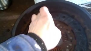 Шкода Октавия 1999 не выжимает сцепление до конца.