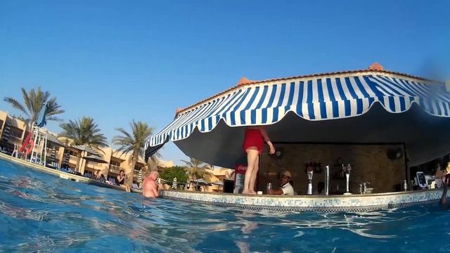 Бабуля упала со стойки бара смотреть онлайн