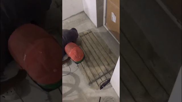 Рабочие хитрости при монтаже тёплого пола .Электрический мат.Правильный монтаж.#москва #ремонт смотреть онлайн