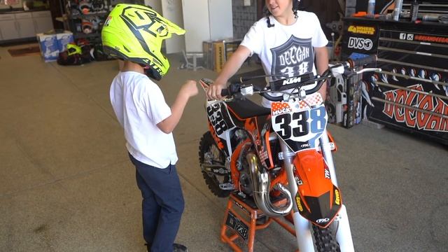 HUDSON DEEGAN GETS A NEW DIRT BIKE!!! смотреть онлайн