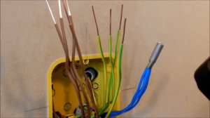Опрессовка проводов в распределительной коробке. Crimping of wires in the junction box.