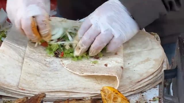 Лучшая уличная еда в Турции, шаурма с рыбой на гриле. смотреть онлайн