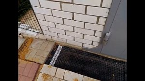 Бетонная отмостка перед воротами гаража.