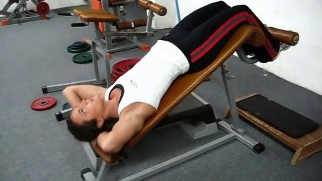 Скручивания лежа на наклонной скамье смотреть онлайн