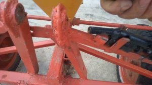 Обзор  кукурузная сеялка своими руками