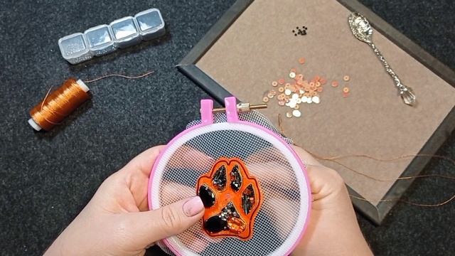 Подарки своими руками. Брошь Тигровая лапка из бисера и страз . Делаю подарок на Новый год.Украшени смотреть онлайн