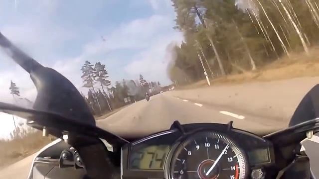 С какой скоростью едет мерседес смотреть онлайн