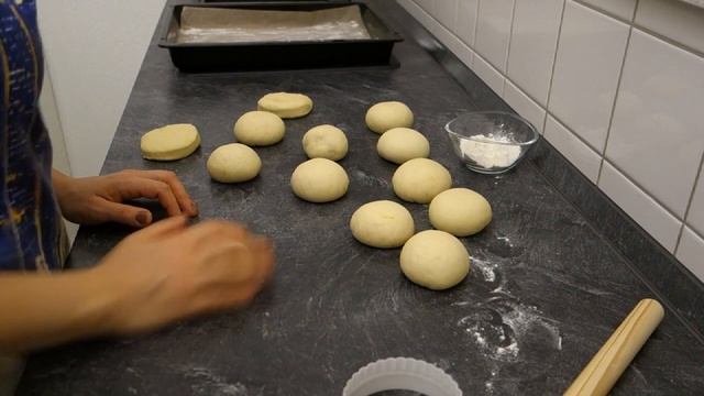 Берлинеры!Рецепт для тех кто хочет попробовать настоящие берлинские пончики!) смотреть онлайн