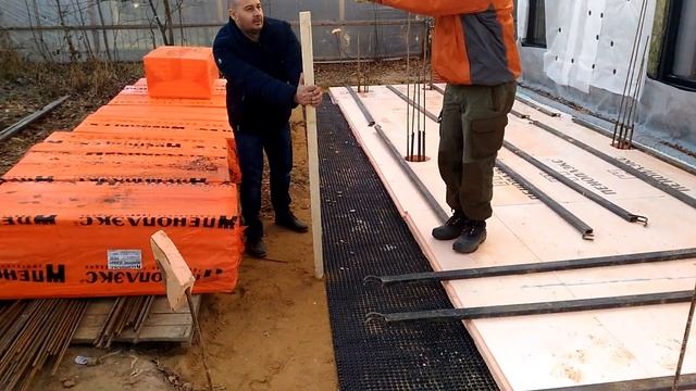 По команде прораба - забиваем кол в замерзшую землю. Он легко зайдет... смотреть онлайн