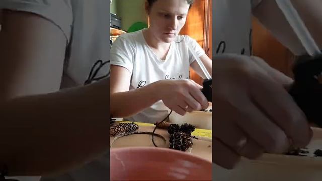 Рождественский венок своими руками из шишек. смотреть онлайн