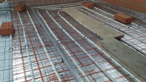 Заливка стяжки теплого пола по сдвижные маякам на Пеноплекс или пенопласт.