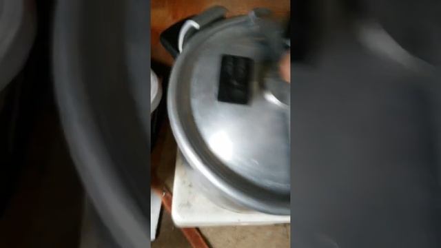 Отвинтив крышку скороварки пытаемся открыть её, но не получается - прикипело, еда томится со вчераш смотреть онлайн