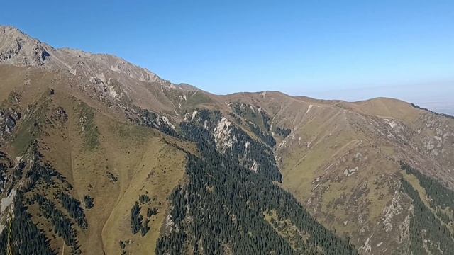 Горы Алма-Арасан. На высоте около 3000м., ущелье, водопад Девичьи слёзы, источники.