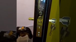 Врезка замка в металлическую дверь.