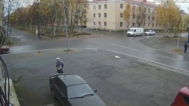 Житель Оленегорска похитил "Волгу" со спущенными колесами смотреть онлайн