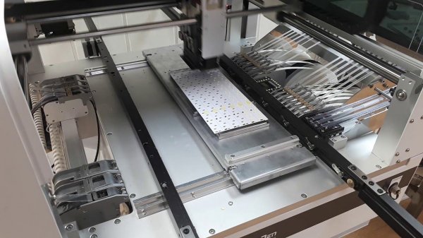 Работа Neoden4 на установке светодиодов