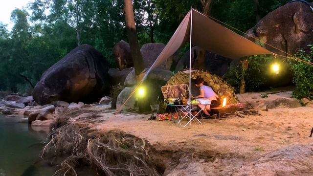 SOLO CAMPING in HEAVY RAIN ? [Catch fish for food by myself to survive in the wild forest, ASMR] смотреть онлайн
