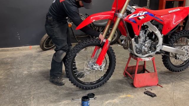 2023 Honda CRF 250 R Unboxing / First Start смотреть онлайн