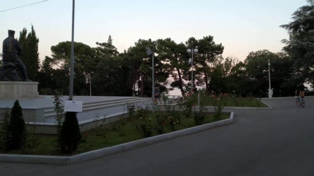 Аллея героев-крымчан и памятник Александру III в Ливадии смотреть онлайн
