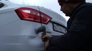 Как выровнять вмятину на бампере обыкновенным феном.