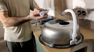 Установка мойки и смесителя на кухню. Как сделать  отверстие в столешнице  без инструментов.Готово.