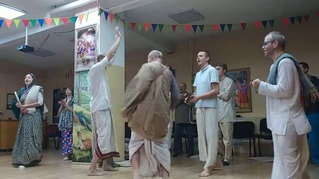 Киртан утро Е.М.Манибандха прабху. Томск 22.02.2021 смотреть онлайн