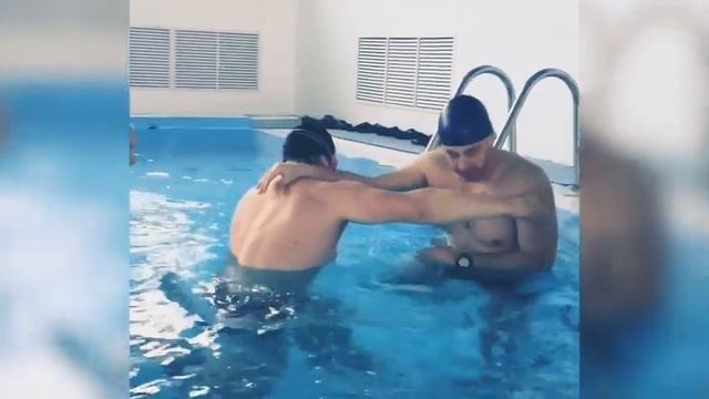 Денис Ряузов. Удар локтя, переход на захват и удар. ТРЕНИРОВКА В ВОДЕ / Боевые искусства смотреть онлайн