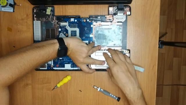 Acer v3-572 (v15) замена клавиатуры, разборка и чистка системы охлаждения смотреть онлайн