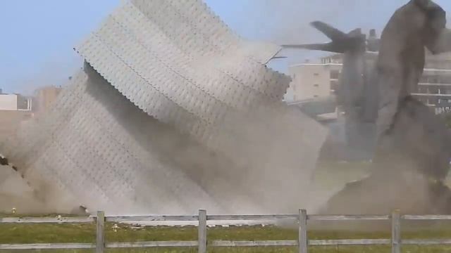 Конвертоплан Osprey разметал покрытие аэродрома в Кембридже. Видео: t.me/wingsofwar смотреть онлайн