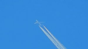 Пассажирский самолёт летит в ясном небе на высоте 10000 метров airplane.