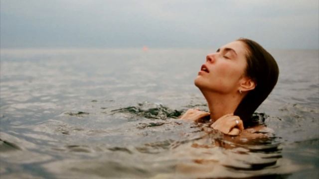 Медведь заметил как тонет девушка. Только посмотрите, что он сделал! смотреть онлайн